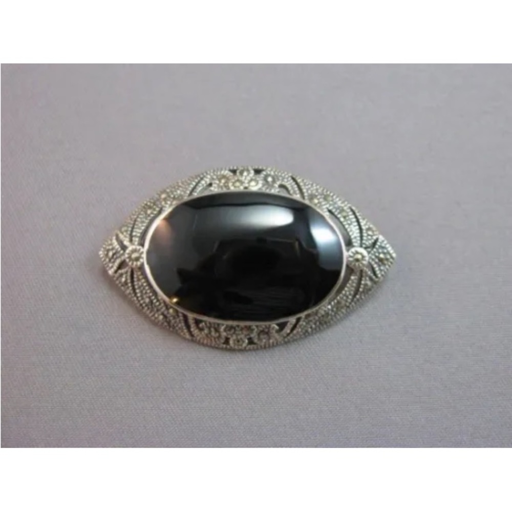 Sterling silver, onyx and marcasite oval vintage looking pin brooch